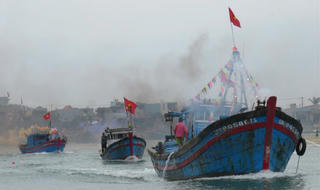 Độc đáo tục nhúng lưới cầu tôm cá