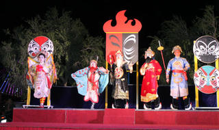 Theo tuồng xuống phố