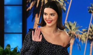 Đầm lệch vai gợi cảm của Kendall Jenner vào nhóm đẹp nhất tuần