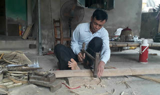 Người đàn ông dành cả cuộc đời... chuốt lồng chim