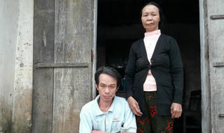 Chuyện tình xúc động cặp đôi 'bà đứng, ông ngồi'