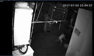 Rùng mình, người phụ nữ bị hàng xóm đâm trong đêm