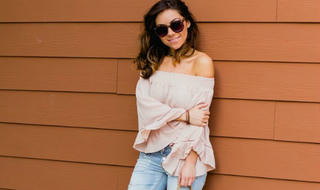 Quần jeans ống loe đích thực là món đồ dành riêng cho phái đẹp mùa này