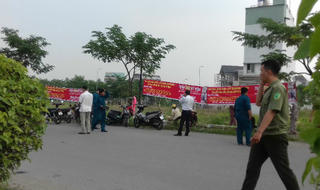 Nhà chùa căng băng rôn đòi mảnh đất bị “lừa mua”:  Một miếng đất, hai bên đều có giấy “chính chủ“!