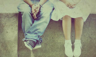 Bé gái 'chơi bầy đàn' trong nhà nghỉ rồi trao thân cho gã thợ xây mới gặp