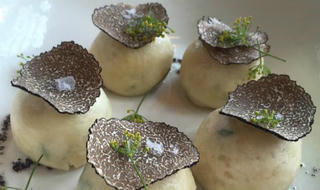 Mùa săn “kim cương đen” dưới lòng đất Địa Trung Hải