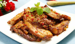 Đổi vị với thịt ba chỉ chiên sả ớt