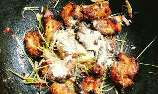 Làm sườn rang muối cho bữa tối đậm đà