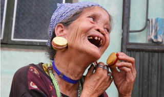 Mỹ nữ cuối cùng của núi rừng đeo hoa tai bằng ngà voi