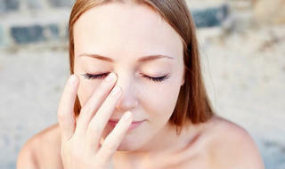 Cứ tự hỏi vì sao mắt lại sụp mí, có thể là do bạn đã mắc phải những thói quen này