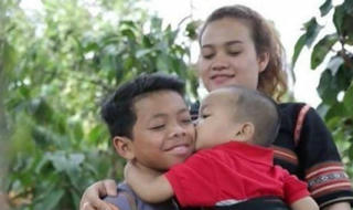 “Bông hoa rừng” giành lấy những đứa trẻ bị chôn sống về làm con