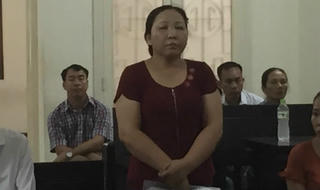 Can ngăn đánh nhau, người phụ nữ bị bà hàng xóm ném gạch vào đầu