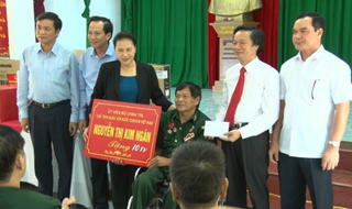 Chủ tịch Quốc hội thăm, tặng quà thương binh, bệnh binh tại Hà Nam