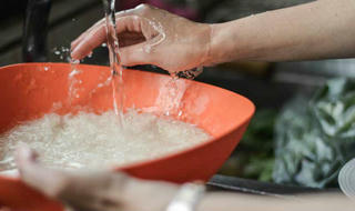 Bí quyết vo gạo cho 1 thìa gia vị này vào cơm đậm đà, lâu thiu