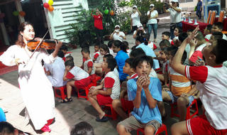 Nghệ sĩ Nguyệt Thu đến với Chương trình “Ươm nắng - Đánh thức tiềm năng những thiên thần khác biệt”