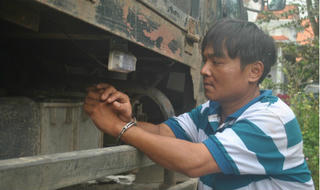 Hé lộ “độc chiêu” trộm bình ắc quy xe ô tô