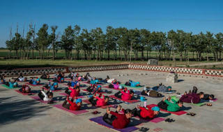 Ngôi làng “cải lão hoàn đồng” nhờ yoga