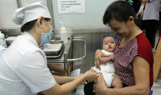 Tiêm vaccine... trả góp 
