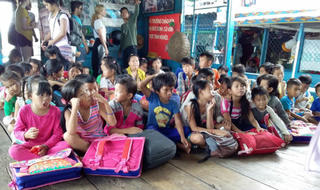 Chuyện xúc động về lớp học người Việt trên Biển Hồ