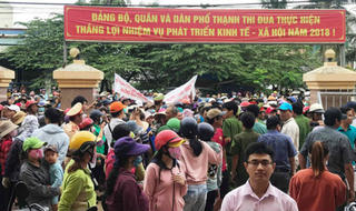 Xử lý rác ở Quảng Ngãi: Đối thoại không thành, dân tiếp tục chặn xe