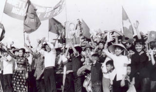 Rũ bùn đứng dậy sáng lòa