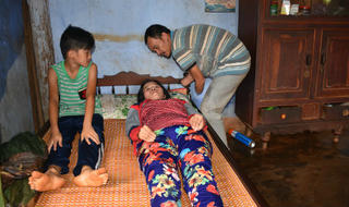 Tứ chi cụt ba nhưng không dám chết vì vợ liệt, con thơ