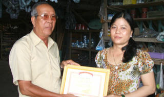 Bà chủ trại cưa xẻ gỗ có tấm lòng từ thiện 