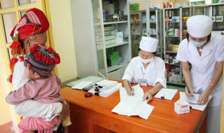 Tôn vinh vẻ đẹp thầm lặng của cán bộ y tế cơ sở