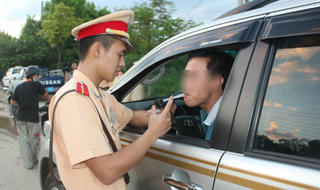 CSGT kiểm tra chất ma túy với người đi đường