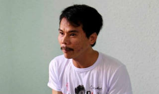 Cắn đứt tai bạn gái cũ vì... không đòi được quà