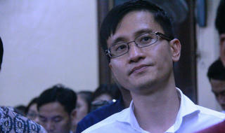 Không thể mượn “bàn tay” pháp luật 
