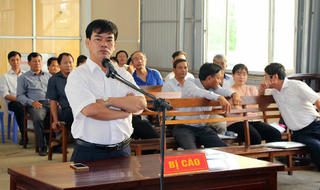 Vụ án Hiệu trưởng bị cấp dưới dọa “tự xử”:  Diễn biến bất ngờ trong phiên sơ thẩm