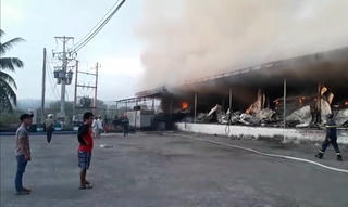 Hỏa hoạn thiêu rụi vựa thanh long hàng trăm tấn ở Bình Thuận