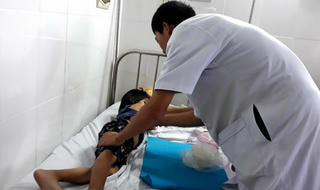 Bé gái bị người đàn ông nuôi thay bố mẹ đánh phải nhập viện