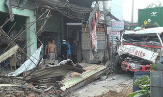 Xe container mất lái lao lên vỉa hè tông 6 nhà dân, tài xế bất tỉnh