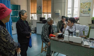 Báo động nguy cơ khủng hoảng trong ngành y ở Trung Quốc