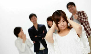 “Ném đá” phụ nữ, chẳng hay ho gì