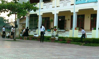 Nam giáo viên tự ý xông vào trường đánh vợ