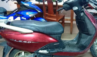 Cô gái trẻ vô cớ bị kẻ lạ mặt tạt axit khi chờ đèn đỏ