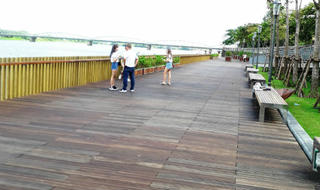 Hồi hộp chờ đường đi bộ lát sàn gỗ lim 64 tỉ đồng bên bờ sông Hương