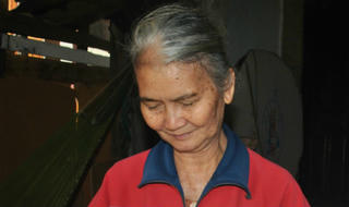 Mẹ nghèo đan áo gửi chiến sĩ Trường Sa
