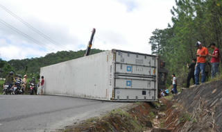 Xe container lật trên đèo Mimosa vì cua gấp