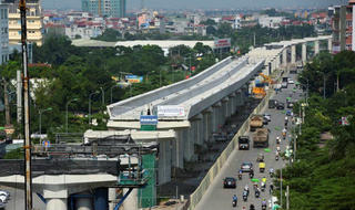 “Thí mạng” khi mở lối đi tắt dưới gầm cầu đường sắt trên cao 