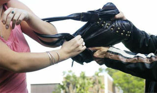 Đeo túi lái xe lúc nửa đêm gặp cướp, hai cô gái thương vong