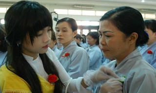 Tục “bông hồng cài áo“- nét đẹp văn hóa Việt