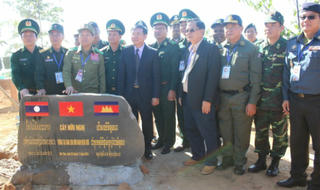 Chung tay bảo vệ biên giới nơi cột mốc 3 bên