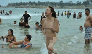 Xôn xao cảnh 2 hotgirl Việt... không mặc gì nô đùa giữa chốn đông người
