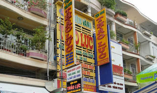 Trả 20 viên kim cương cho tiệm vàng đổi 100 USD 