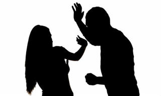 Đi tống đạt giấy triệu tập ly hôn, nữ thư ký tòa bị hành hung