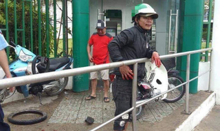 Tung ớt bột vào mặt người rút tiền để cướp tài sản
